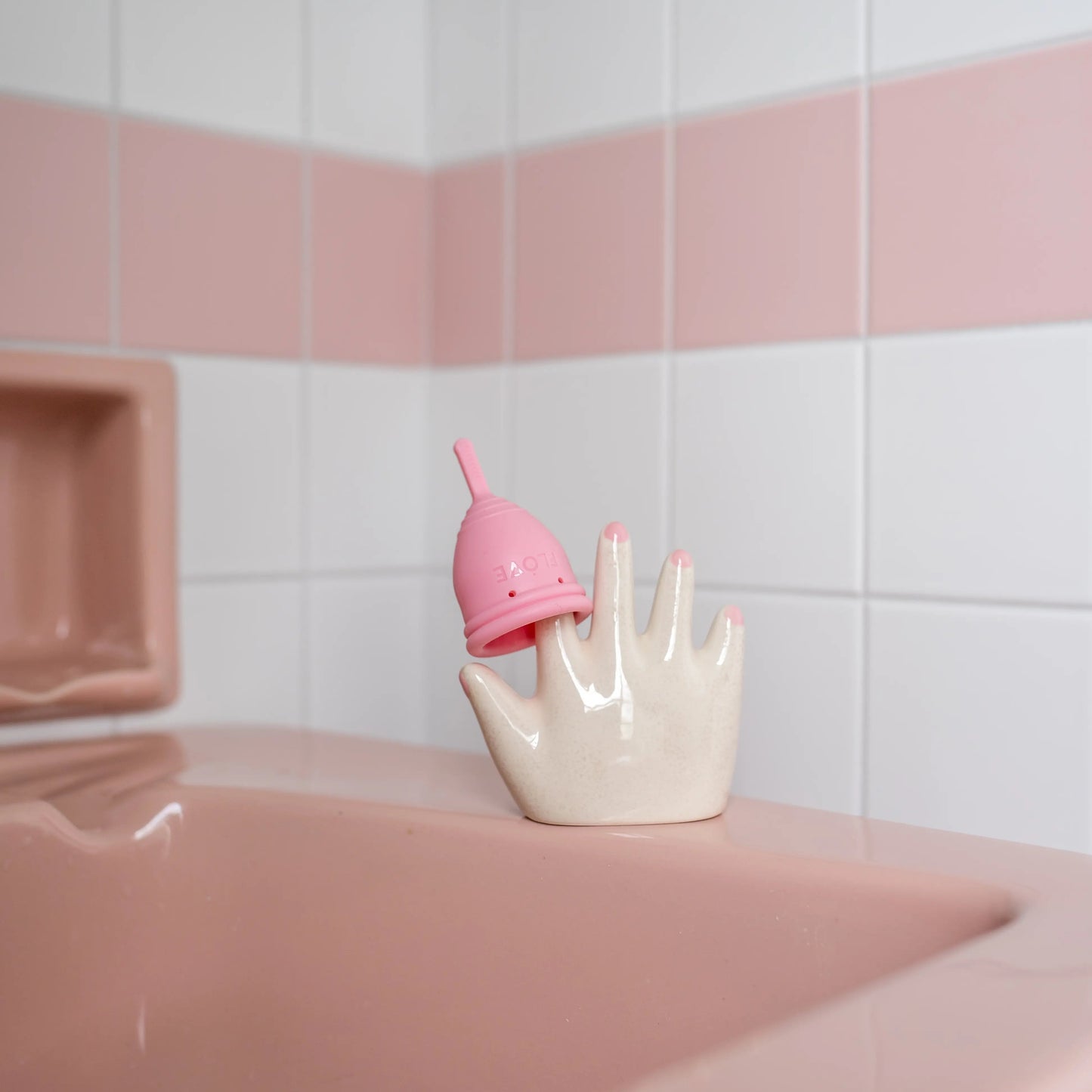 Flove rosa menskopp på rosa bad