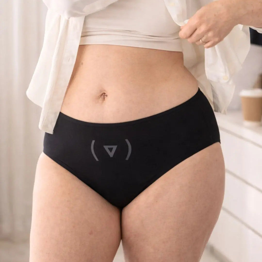 Flove lekkasje truse i svart sett forfra på kvinnelig modell