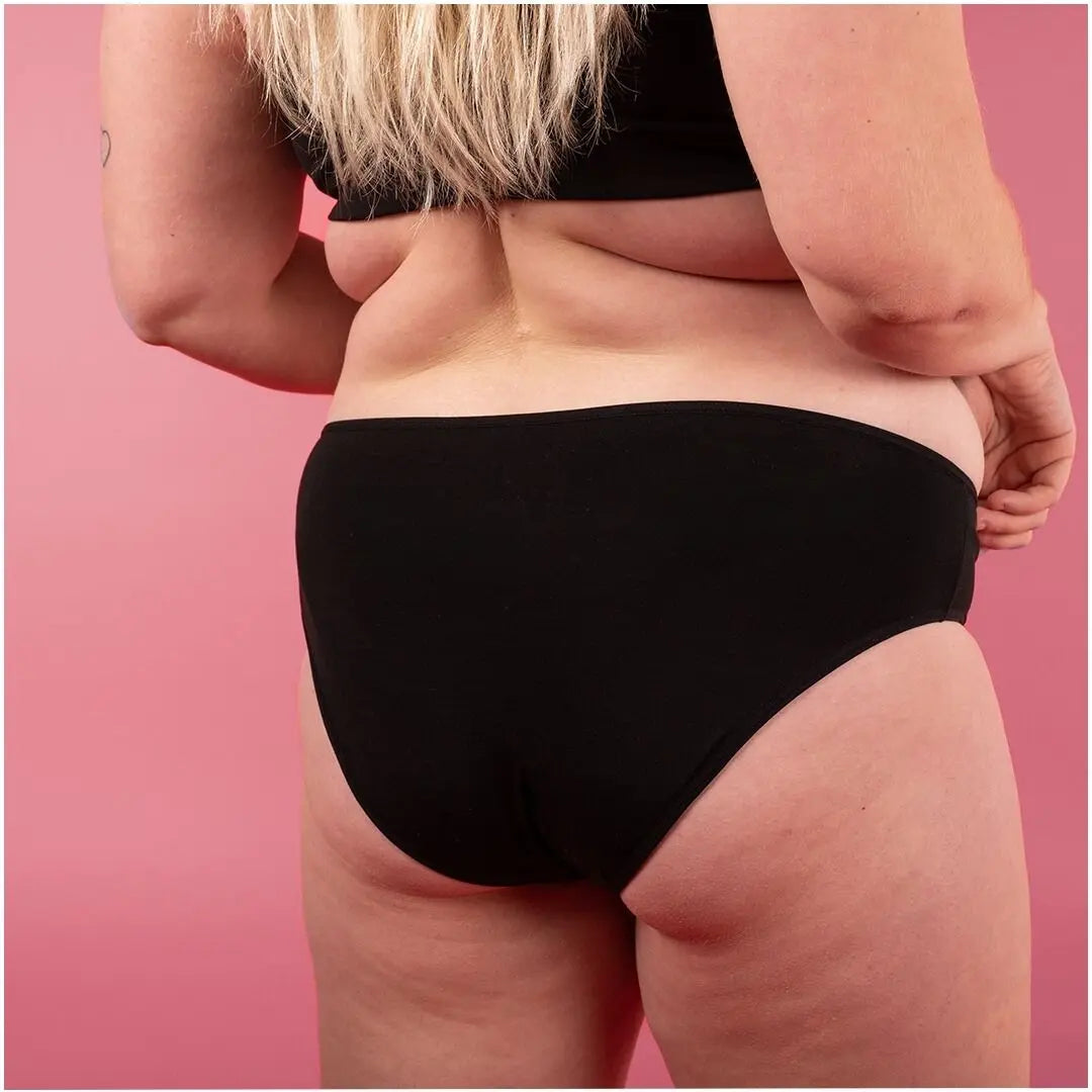 Flove svart lekkasjesikker truse på kvinne sett bakfra