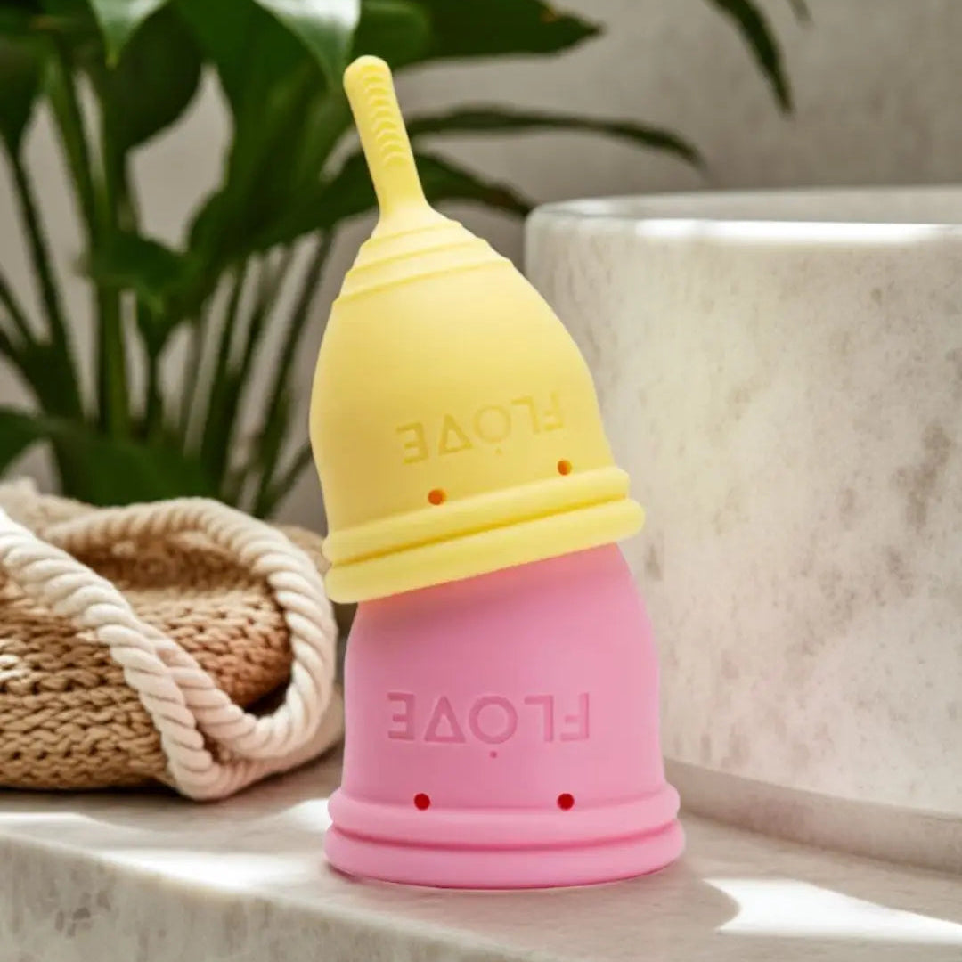 Gjenbrukbar Flove menskopp gul og rosa, miljøvennlig alternativ som kan vare i opptil 10 år. Den ideelle trygge menskopp for en mer bærekraftig menstruasjon.