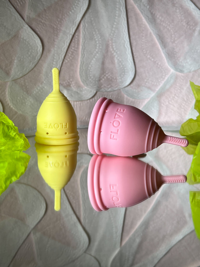 Flove sine menskopper i fargene gul og rosa vises oppå et speil