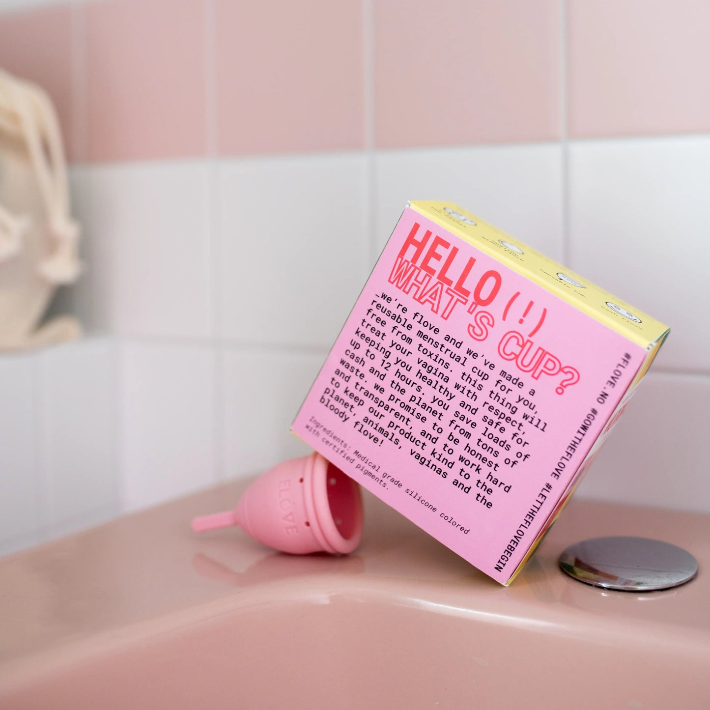 Flove menskopp ligger oppå vask sammen med fargerik emballasje